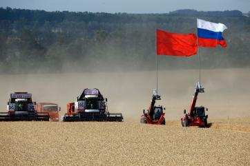 Аграрии прошли «Бессмертным полком» на комбайнах прямо во время уборки